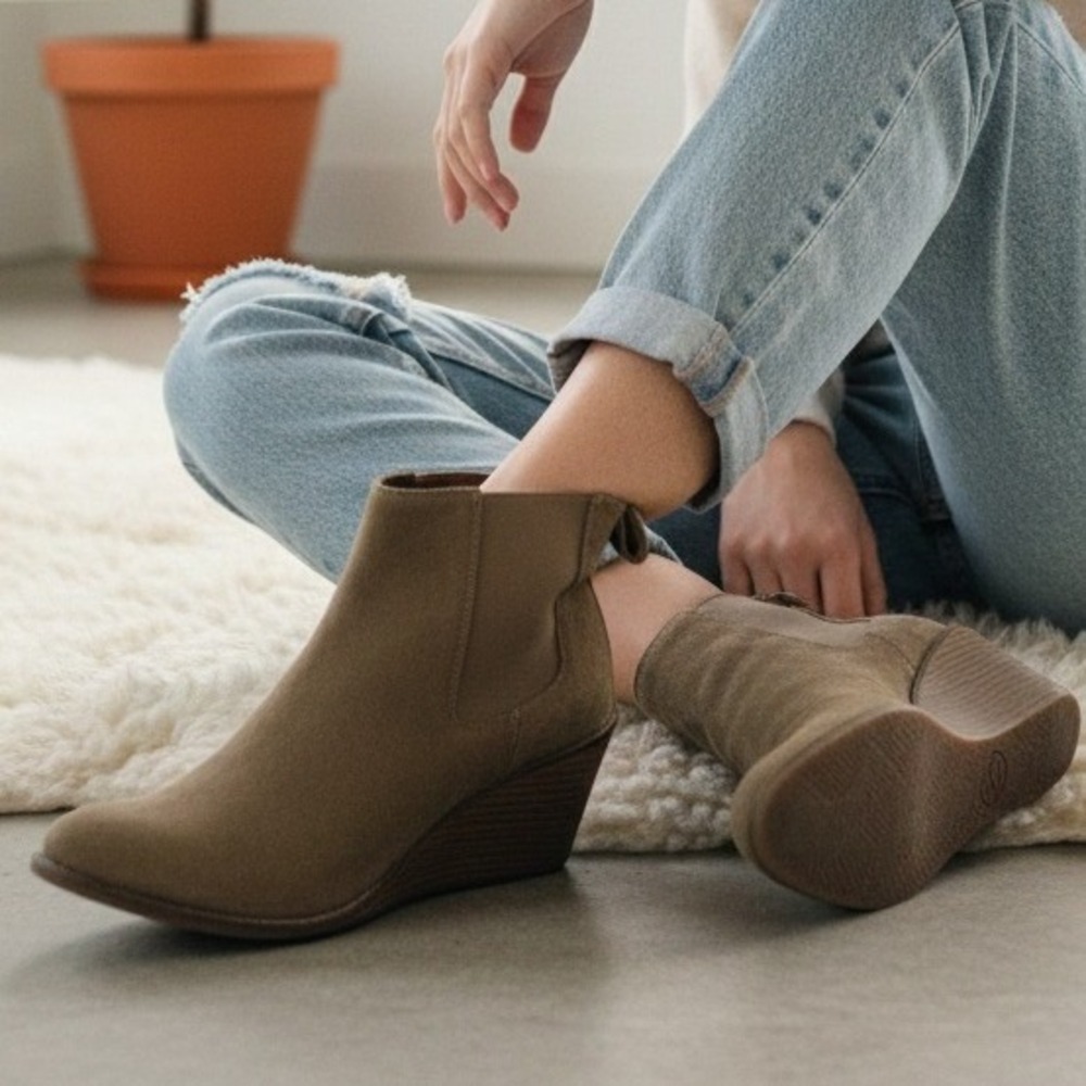 Lucky Brand Pallet Tan Suede‎ Wedge Chelsea Ankle Booties - Size 37.5